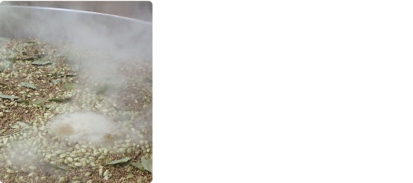 ディナーカレーには、味わいを更に深めるために、「煮込みマサラ」が使用されています。香りに特徴があるカルダモン、クミン、コリアンダー等のホールスパイスを焙煎することで、香ばしさとコクを表現。これを長時間煮込み、凝縮することで、独特の苦みやコクが欧風カレー特有の深みをひきたたせています。