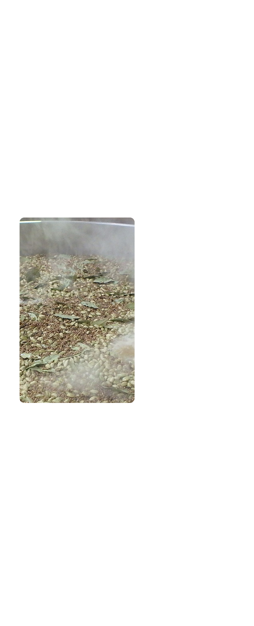 ディナーカレーには、味わいを更に深めるために、「煮込みマサラ」が使用されています。香りに特徴があるカルダモン、クミン、コリアンダー等のホールスパイスを焙煎することで、香ばしさとコクを表現。これを長時間煮込み、凝縮することで、独特の苦みやコクが欧風カレー特有の深みをひきたたせています